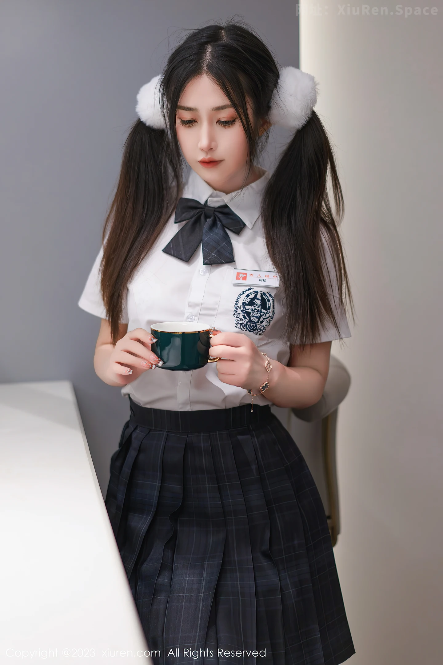 图片[2]-[XiuRen秀人网] 2023.03.10 VOL.6397 laura阿姣 JK制服与黑色短裙加白色情趣内衣性感私房写真集-秀人网官方网站